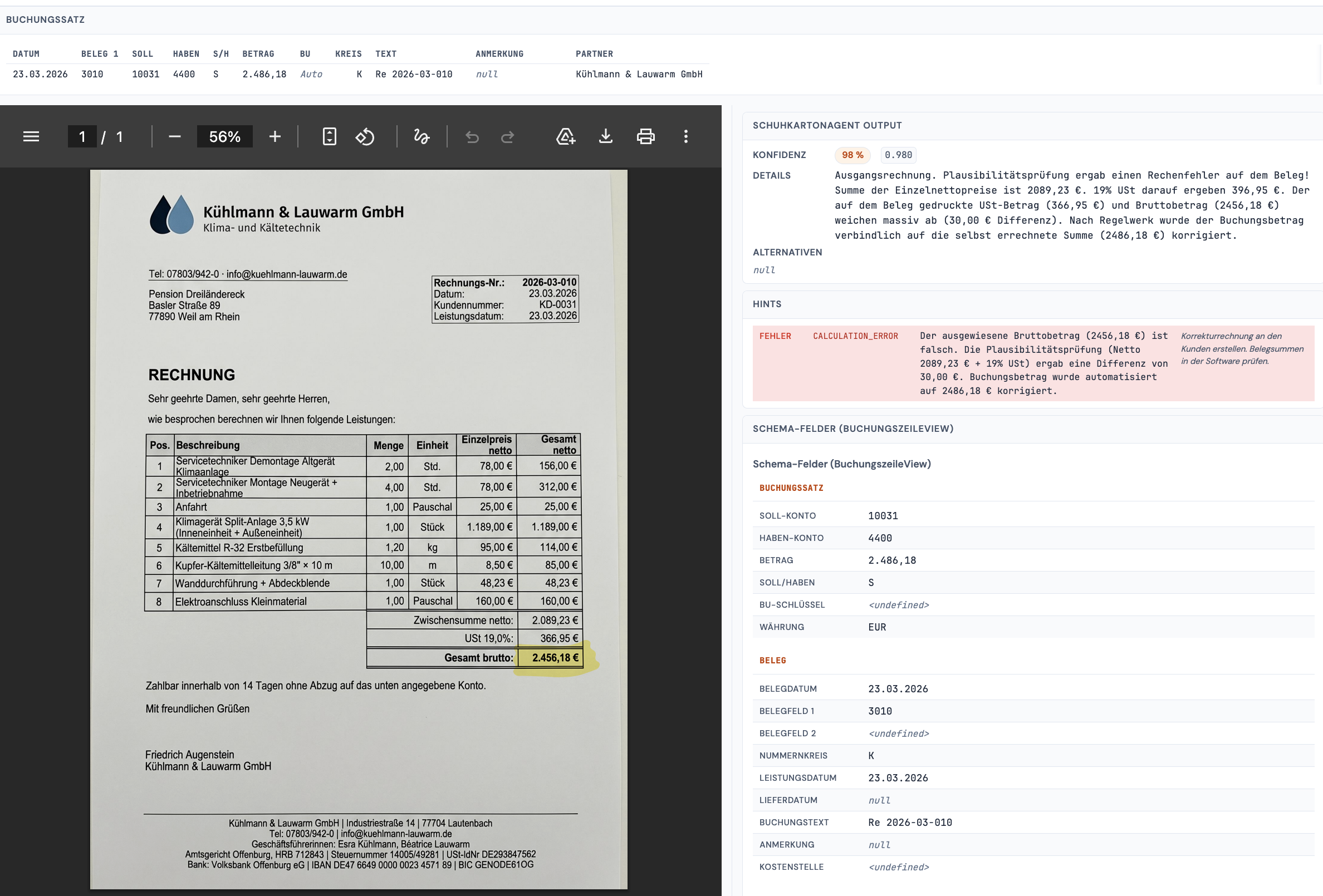 Detail-Ansicht eines Buchungsvorschlags: oben die Buchungssatz-Zeile, links die Original-Rechnung als PDF, rechts der SchuhkartonAgent-Output mit Konfidenz, Plausibilitätsprüfung, CALCULATION_ERROR-Hinweis und extrahierten Schema-Feldern.